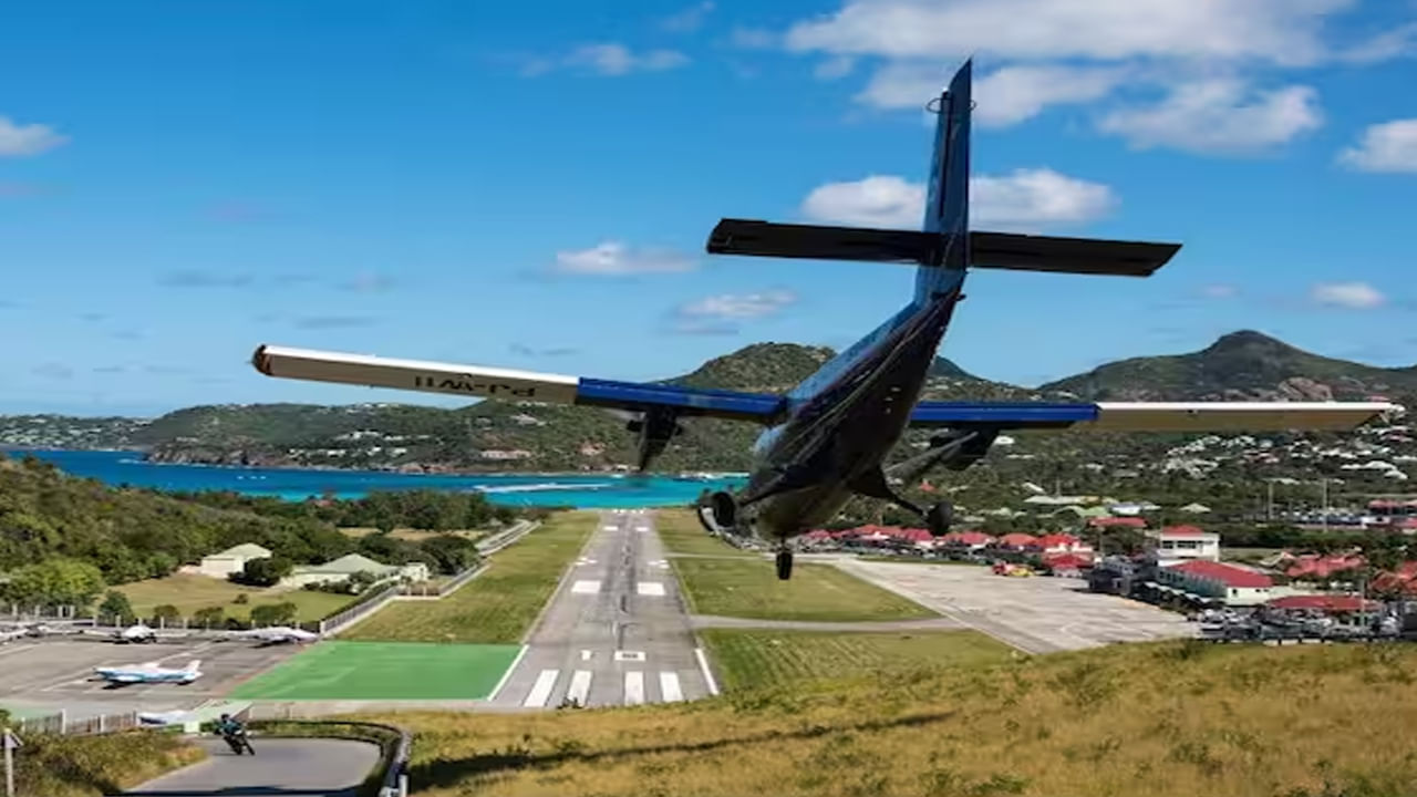 St.  Maarten (The Netherlands) and St.  Barts (France) Flight from St. Maarten to St. Barts in just 15 minutes.