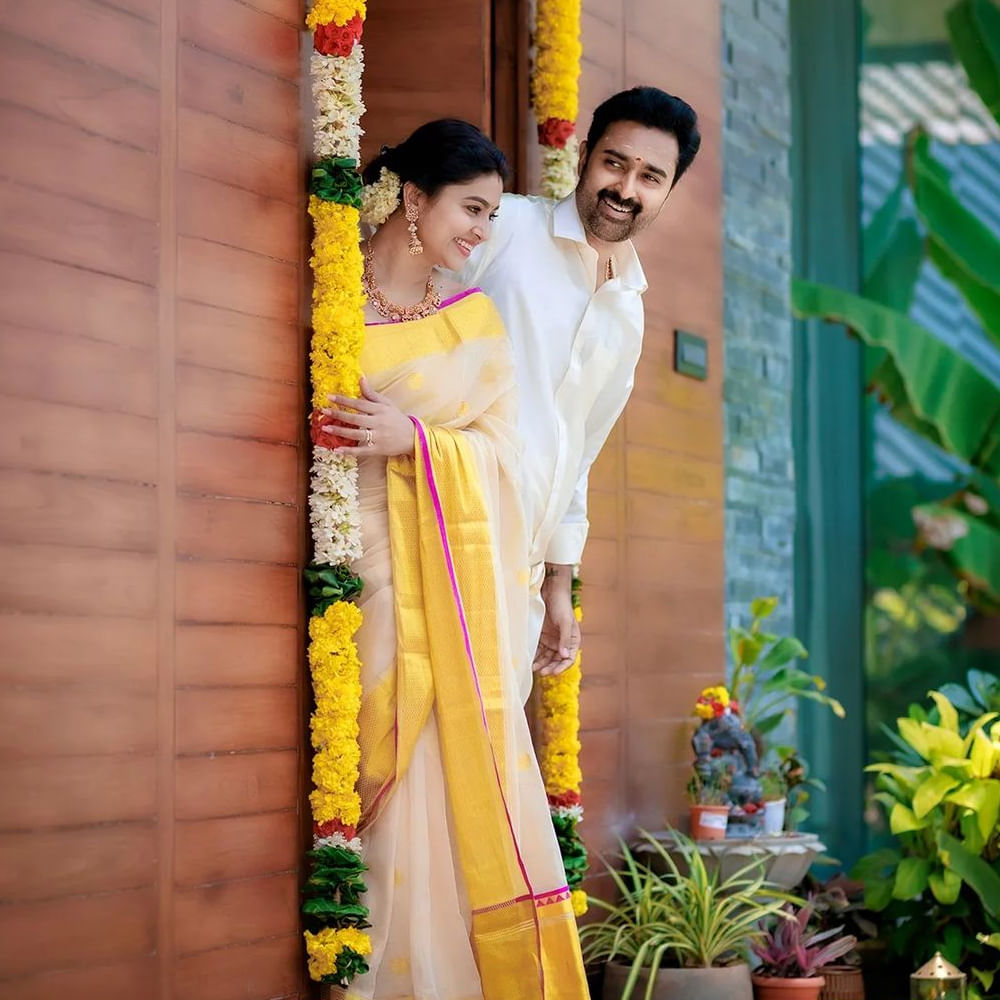 తెలుగు ప్రేక్షకులకు హీరోయిన్ స్నేహ గురించి ప్రత్యేకంగా చెప్పాల్సిన పనిలేదు. తన నటనతో టాలీవుడ్ ఆడియన్స్ను ఆకట్టుకుంది స్నేహ. గ్లామరస్ పాత్రకు అమడ దూరంలో ఉంటూ… కంటెంట్ ప్రాధాన్యత ఉన్న సినిమాలను ఎంచుకుంటూ సుధీర్ఘ కాలంపాట్ టాప్ హీరోయిన్గా కొనసాగింది.