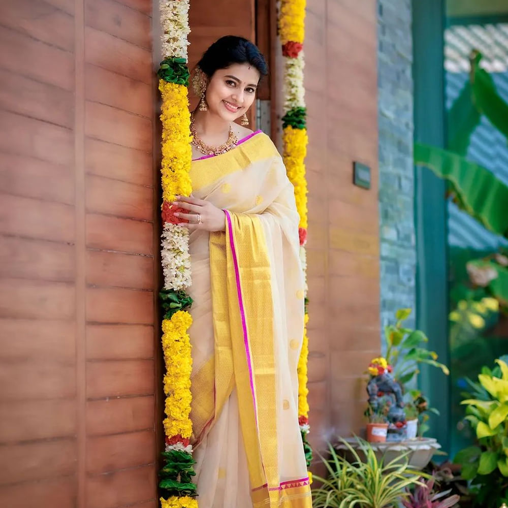 తెలుగు ప్రేక్షకులకు హీరోయిన్ స్నేహ గురించి ప్రత్యేకంగా చెప్పాల్సిన పనిలేదు. తన నటనతో టాలీవుడ్ ఆడియన్స్ను ఆకట్టుకుంది స్నేహ. గ్లామరస్ పాత్రకు అమడ దూరంలో ఉంటూ… కంటెంట్ ప్రాధాన్యత ఉన్న సినిమాలను ఎంచుకుంటూ సుధీర్ఘ కాలంపాట్ టాప్ హీరోయిన్గా కొనసాగింది.