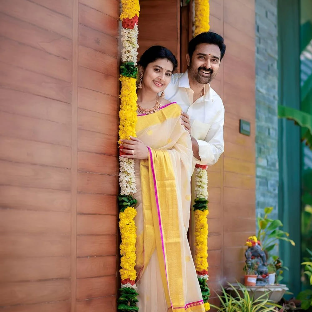 తెలుగు ప్రేక్షకులకు హీరోయిన్ స్నేహ గురించి ప్రత్యేకంగా చెప్పాల్సిన పనిలేదు. తన నటనతో టాలీవుడ్ ఆడియన్స్ను ఆకట్టుకుంది స్నేహ. గ్లామరస్ పాత్రకు అమడ దూరంలో ఉంటూ… కంటెంట్ ప్రాధాన్యత ఉన్న సినిమాలను ఎంచుకుంటూ సుధీర్ఘ కాలంపాట్ టాప్ హీరోయిన్గా కొనసాగింది.