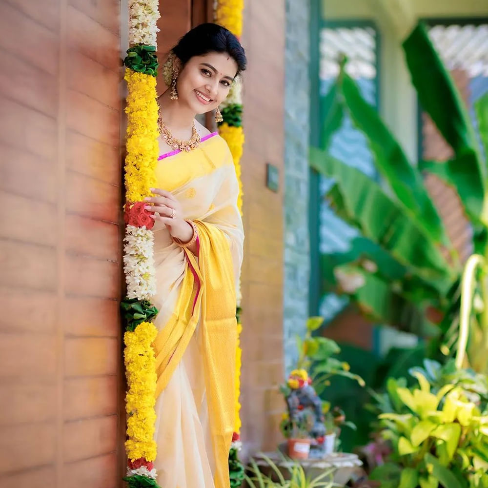 తెలుగు ప్రేక్షకులకు హీరోయిన్ స్నేహ గురించి ప్రత్యేకంగా చెప్పాల్సిన పనిలేదు. తన నటనతో టాలీవుడ్ ఆడియన్స్ను ఆకట్టుకుంది స్నేహ. గ్లామరస్ పాత్రకు అమడ దూరంలో ఉంటూ… కంటెంట్ ప్రాధాన్యత ఉన్న సినిమాలను ఎంచుకుంటూ సుధీర్ఘ కాలంపాట్ టాప్ హీరోయిన్గా కొనసాగింది.