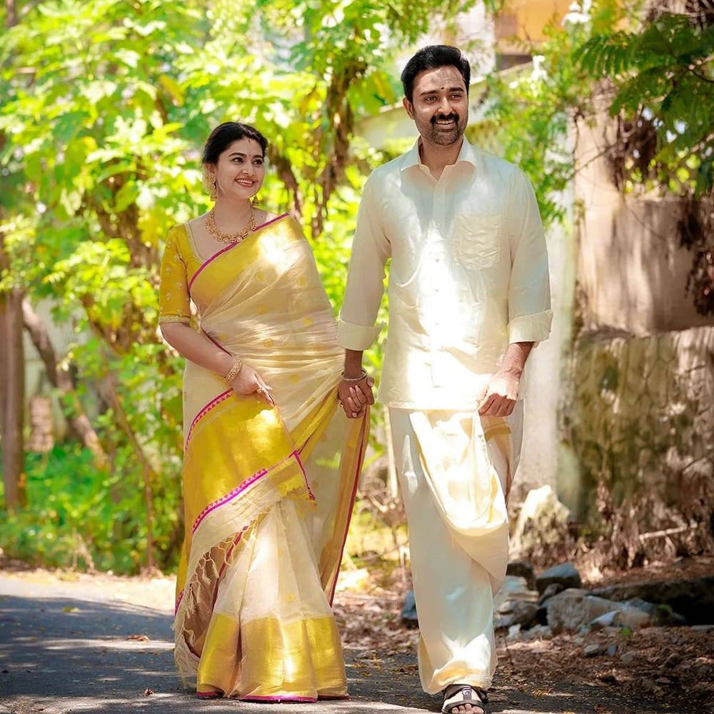 తెలుగు ప్రేక్షకులకు హీరోయిన్ స్నేహ గురించి ప్రత్యేకంగా చెప్పాల్సిన పనిలేదు. తన నటనతో టాలీవుడ్ ఆడియన్స్ను ఆకట్టుకుంది స్నేహ. గ్లామరస్ పాత్రకు అమడ దూరంలో ఉంటూ… కంటెంట్ ప్రాధాన్యత ఉన్న సినిమాలను ఎంచుకుంటూ సుధీర్ఘ కాలంపాట్ టాప్ హీరోయిన్గా కొనసాగింది.