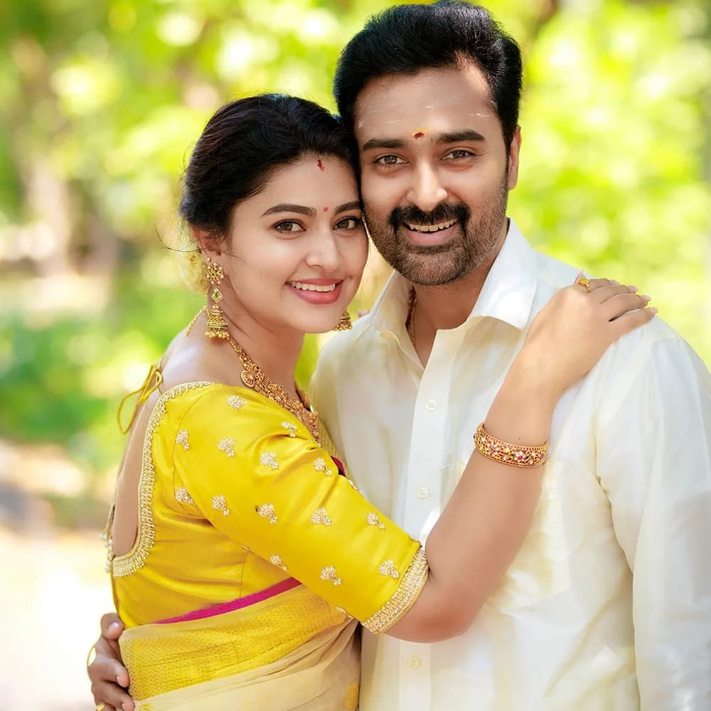 తెలుగు ప్రేక్షకులకు హీరోయిన్ స్నేహ గురించి ప్రత్యేకంగా చెప్పాల్సిన పనిలేదు. తన నటనతో టాలీవుడ్ ఆడియన్స్ను ఆకట్టుకుంది స్నేహ. గ్లామరస్ పాత్రకు అమడ దూరంలో ఉంటూ… కంటెంట్ ప్రాధాన్యత ఉన్న సినిమాలను ఎంచుకుంటూ సుధీర్ఘ కాలంపాట్ టాప్ హీరోయిన్గా కొనసాగింది.