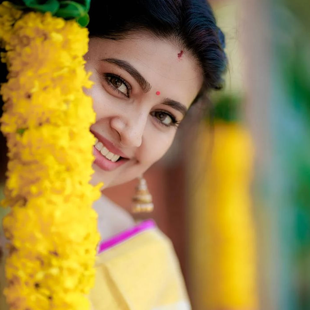 తెలుగు ప్రేక్షకులకు హీరోయిన్ స్నేహ గురించి ప్రత్యేకంగా చెప్పాల్సిన పనిలేదు. తన నటనతో టాలీవుడ్ ఆడియన్స్ను ఆకట్టుకుంది స్నేహ. గ్లామరస్ పాత్రకు అమడ దూరంలో ఉంటూ… కంటెంట్ ప్రాధాన్యత ఉన్న సినిమాలను ఎంచుకుంటూ సుధీర్ఘ కాలంపాట్ టాప్ హీరోయిన్గా కొనసాగింది.