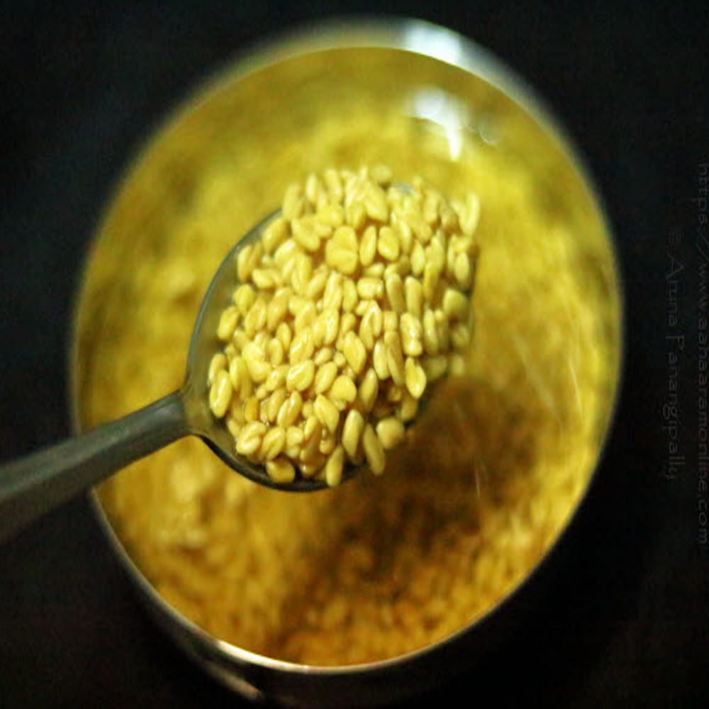 మెంతులు- మెంతికూరలో ఫైబర్ పుష్కలంగా ఉంటుంది. ఇది మన పేగులను శుభ్రపరచడంలో సహాయపడుతుంది. మలబద్ధకం సమస్యతో బాధపడేవారికి మెంతులు చాలా మంచి ఔషధంగా నిరూపిస్తుంది. మెంతికూరను రోజూ తీసుకోవడం వల్ల మీ జీర్ణవ్యవస్థ ఆరోగ్యంగా ఉంటుంది. డయాబెటిక్ రోగులకు మెంతులు వరంగా మారతాయి. ఇది రక్తంలో చక్కెర స్థాయిని నియంత్రించడంలో సహాయపడుతుంది. మెంతికూరను రాత్రంతా నీటిలో నానబెట్టడం వల్ల పీరియడ్స్ సమయంలో ఉపశమనం లభిస్తుంది.