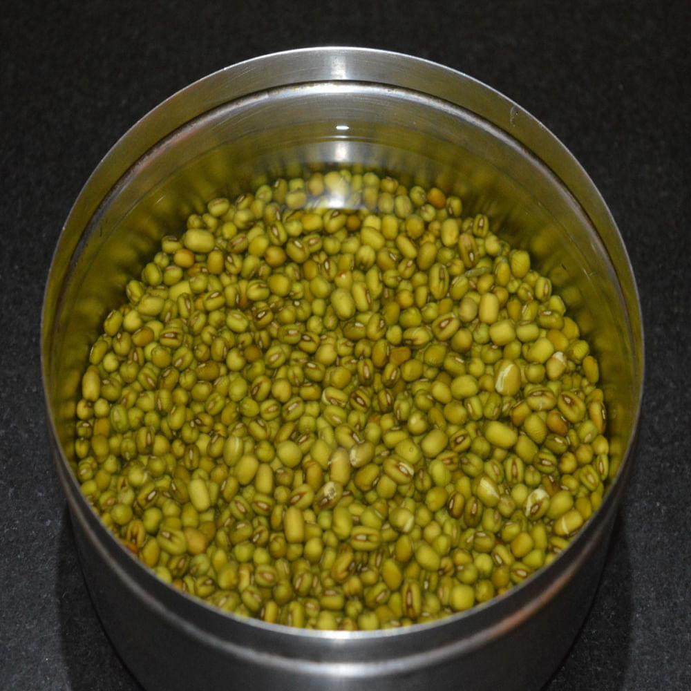 పెసళ్లు – నానబెట్టిన గ్రీన్ మూంగ్లో ప్రోటీన్, ఫైబర్, విటమిన్ బి పుష్కలంగా ఉంటాయి. ఇది మలబద్ధకం వంటి సమస్యల నుంచి ఉపశమనం పొందడంలో సహాయపడుతుంది. అలాగే, పొటాషియం, మెగ్నీషియం సమృద్ధిగా ఉండటం వల్ల అధిక రక్తపోటు ఉన్న రోగులకు ఇది ప్రయోజనకరంగా ఉంటుంది. మూంగ్లో యాంటీఆక్సిడెంట్లు పుష్కలంగా ఉన్నాయి. ఇది మధుమేహం, క్యాన్సర్ వంటి దీర్ఘకాలిక వ్యాధుల ప్రమాదాన్ని తగ్గిస్తుంది.