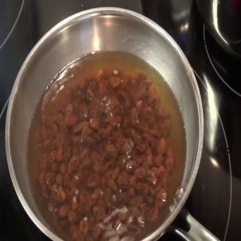 ఎండు ద్రాక్ష- ఇందులో మెగ్నీషియం, పొటాషియం, ఐరన్ లభిస్తాయి. నానబెట్టిన ఎండు ద్రాక్షను రోజూ తీసుకోవడం వల్ల శరీరంలో పెరుగుతున్న క్యాన్సర్ కణాలను అరికట్టవచ్చు. నానబెట్టిన ఎండు ద్రాక్షను తీసుకోవడం వల్ల చర్మం ఆరోగ్యవంతంగా, మచ్చలేనిదిగా మారుతుంది. మీరు రక్తహీనత లేదా కిడ్నీ స్టోన్ సమస్యను ఎదుర్కొంటున్నట్లయితే, నానబెట్టిన ద్రాక్ష మీకు ఈ సమస్యను దూరం చేస్తుంది.