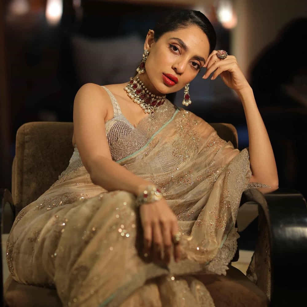 అచ్చ తెలుగు అమ్మాయి అయిన శోభిత ధూళిపాళ్ల బాలీవుడ్ లో అరంగేట్రం చేశారు. నవాజుద్దీన్ సిద్దిఖీ హీరోగా తెరకెక్కిన రామన్ రాఘవ్ 2.0 చిత్రంతో ఆమె సిల్వర్ స్క్రీన్ కి పరిచయమయ్యారు. హీరో అడివి శేష్ ఆమెను టాలీవుడ్ కి తీసుకొచ్చారు.