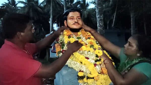 Andhra Pradesh: కొడుకుని మర్చిపోలేక నరకయాతన.. మదిలోని జ్ఞాపకాలకు తిరిగి ప్రాణం పోసిన అమ్మనాన్నలు..