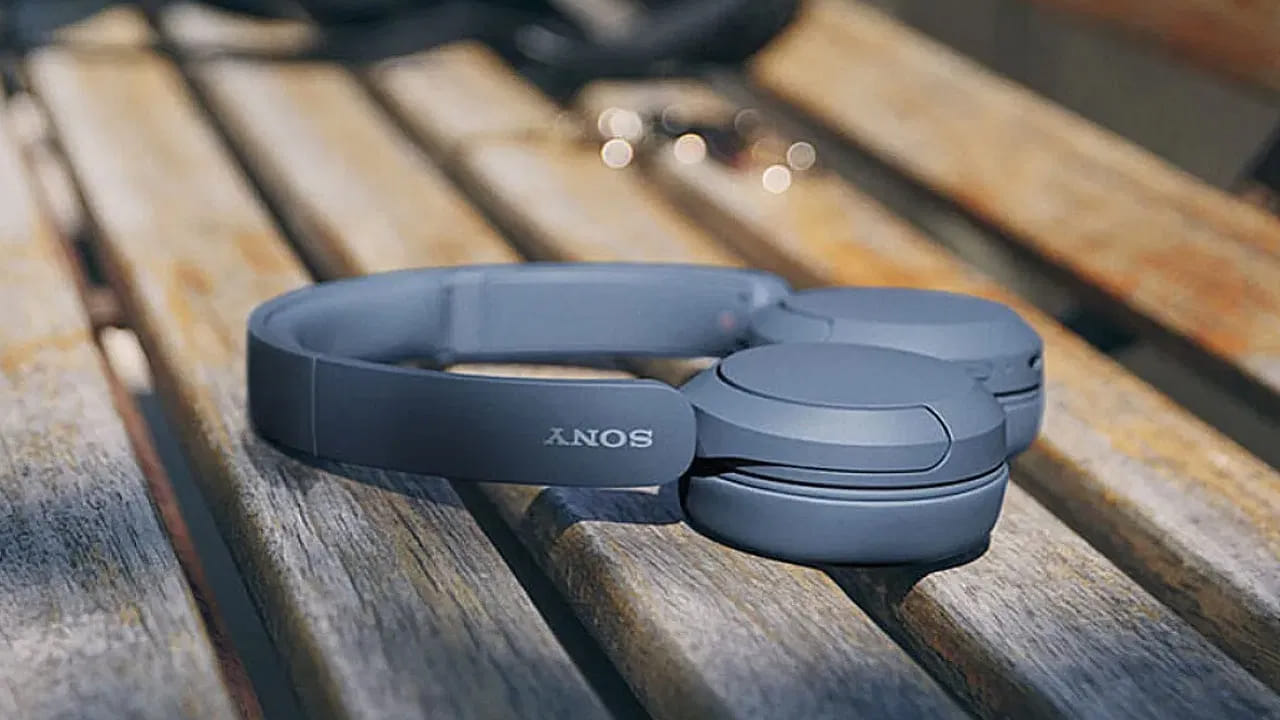 అంతే కాదు మీరు ఒంటరిగా ప్రయాణించాలని ప్లాన్ చేస్తున్న సమయంలో ఓ జత హెడ్ ఫోన్లను కొనుగోలు చేయండి. మీరు సంగీతాన్ని వినడానికి ఇష్టపడితున్నట్లైతే.. ఏ కంపెనీ హెడ్ ఫోన్లు బాగుంటాయో ముందుగా తెలుసుకోండి.  