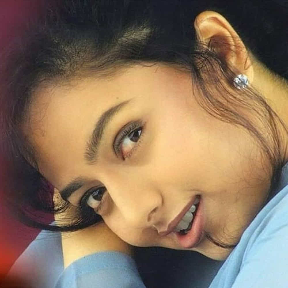 తిరిగిరాని లోకాలకు వెళ్లిపోయి అప్పుడే 18 ఏళ్లు గడిచిపోయినప్పటికీ..  చెరగని చిరునవ్వు.. ఆమె రూపం ఇప్పటికీ ప్రేక్షకుల కళ్లముందే కదలాడుతోంది.  అలనాటి మహానటి సావిత్రి తర్వాత అంతటి.. అందం.. అభినయం సౌందర్య సొంతమే. 