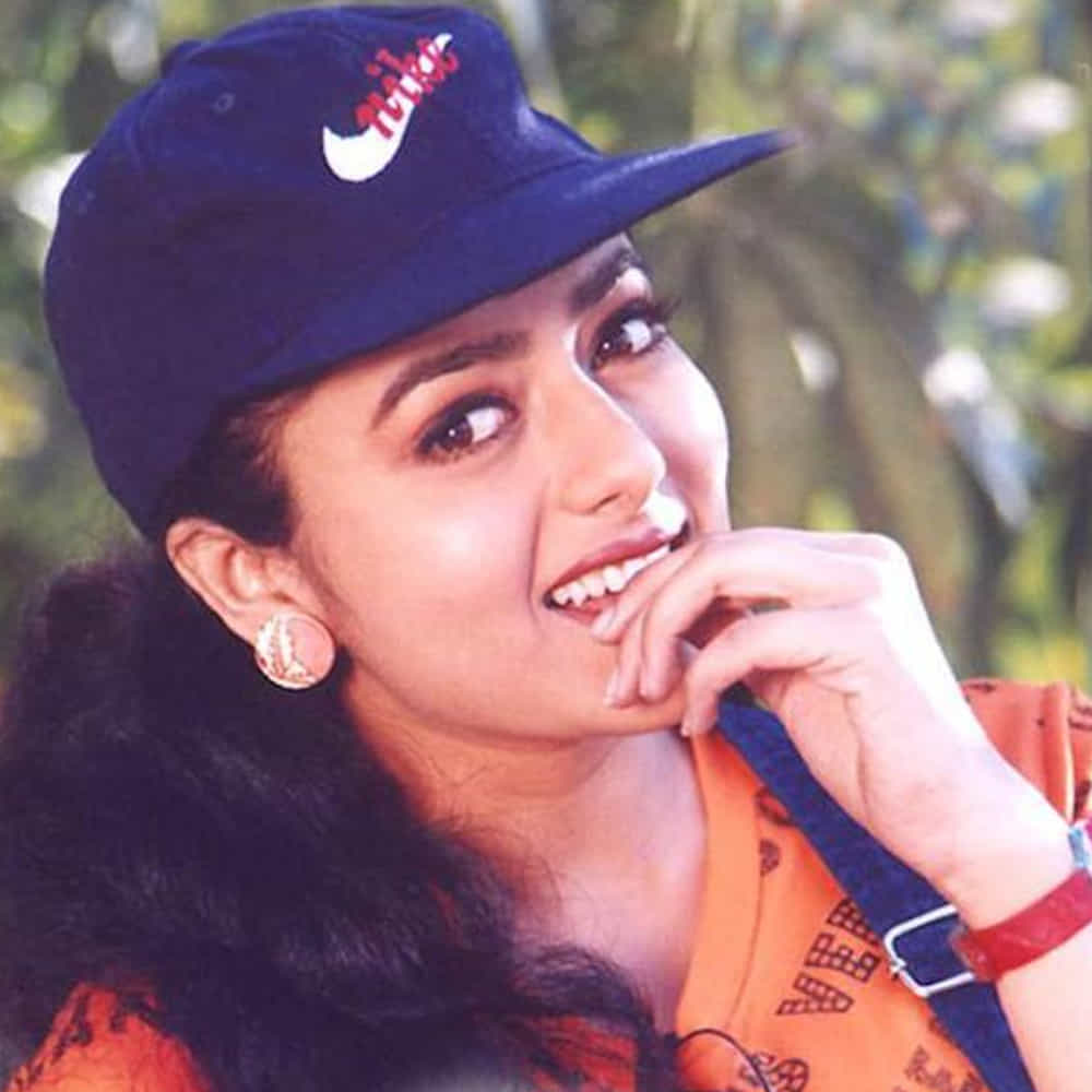 1972 జూలై 17న కర్ణాటకలోని కొలార్ లో సత్యనారాయణ, మంజుల దంపతులకు జన్మించింది సౌందర్య. ఆమె అసలు పేరు సౌమ్య... కాగా ఇండస్ట్రీలోకి అడుగుపెట్టిన తర్వాత సౌందర్యగా మార్చుకున్నారు.