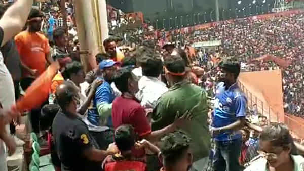SRH vs MI: ఉప్పల్ స్టేడియంలో తాగుబోతుల హల్చల్.. క్రికెట్ ఫ్యాన్స్ మధ్య గొడవ..