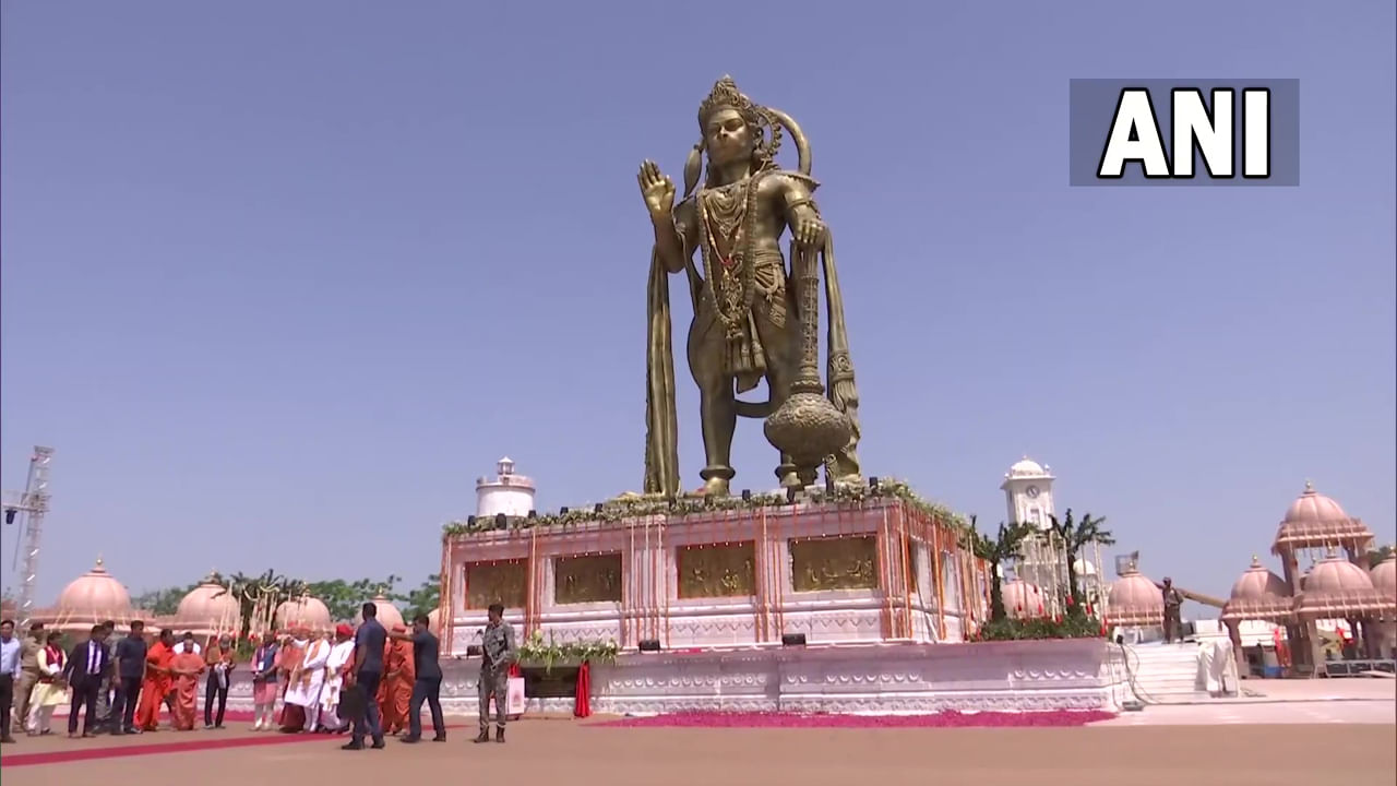 హనుమంతుడు బ్రహ్మచారి కనుక.. స్త్రీపై ఎప్పుడు హనుమంతుడు చేయి ఎత్తడు.. ఈ విషయాన్నీ శనీశ్వరుడు గుర్తించాడు. అనంతరం శని దేవుడు..  హనుమంతుడి పాదాలపై పడి క్షమాపణ చెప్పాడు. అప్పుడు బజరంగబలి తన పాదాల క్రింద ఉంచాడు. అప్పటి నుండి శని దేవ్ కష్ట భంజన్ హనుమాన్ ఆలయంలో శనీశ్వరుడు స్త్రీ రూపంలో బజరంగబలి పాదాల క్రింద కూర్చున్నాడు. ఈ రూపంలో పూజించబడతాడు.
