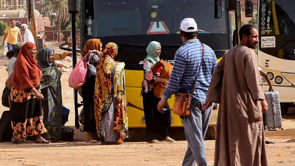 Sudan Crisis: సూడాన్లో చిక్కుకుపోయిన కాకినాడ వాసులు.. సాయం కోసం ఎదురుచూపు..