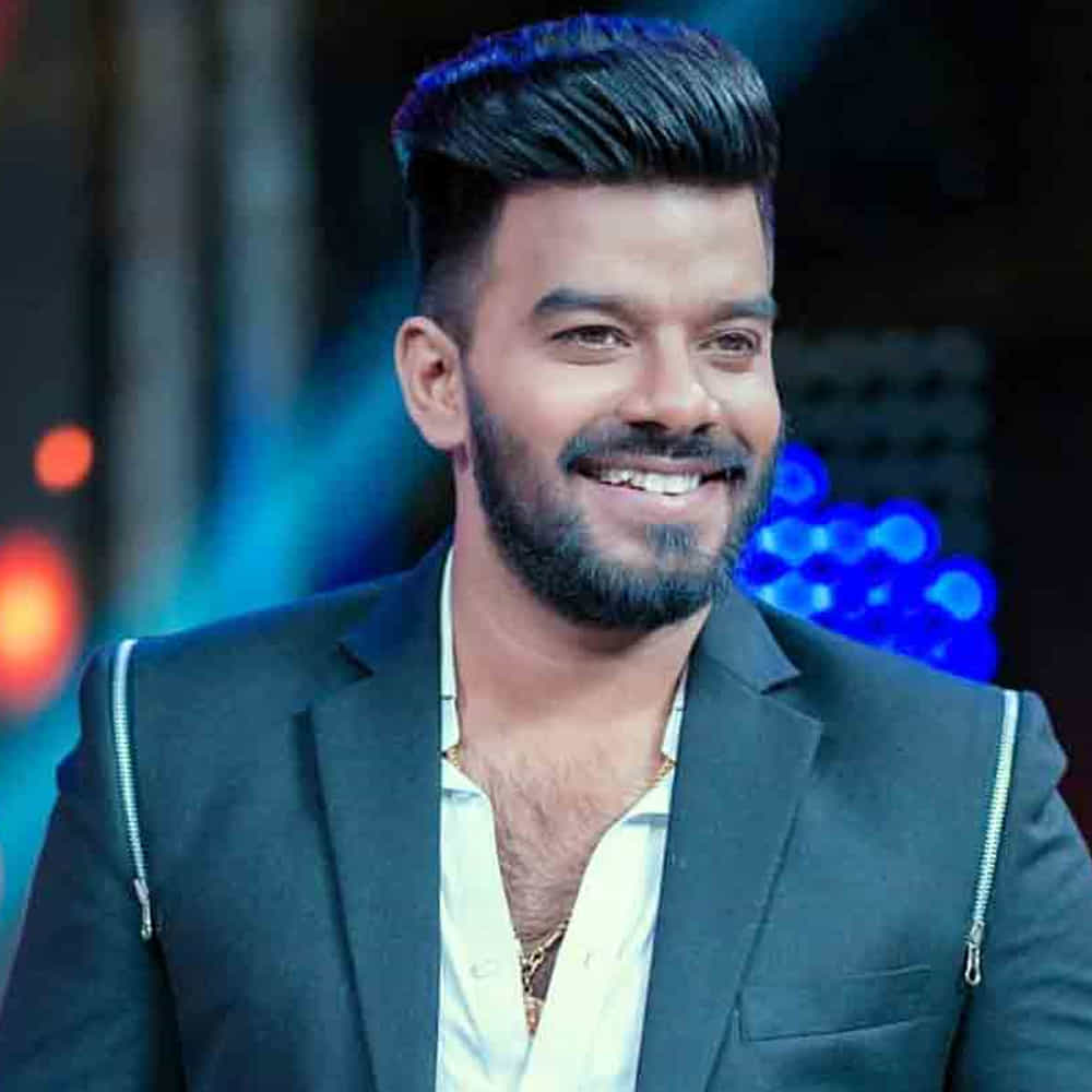 అటు కామెడీ షోలు ఈవెంట్స్... మరోవైపు సినిమాల్లో హీరో వేశాలు వేస్తూ దూసుకుపోతున్నాడు సుధీర్. చిన్న మెజిషియన్గా కెరీర్ స్టార్ట్ చేసి.. అంచెలంచులుగా ఎదుగుతూ ఇప్పుడు స్టార్ అయ్యాడు. ఇప్పుడు బయట అతడికి ఎలాంటి పాలోయింగ్ ఉందో ప్రత్యేకంగా చెప్పా్ల్సిన పనిలేదు.