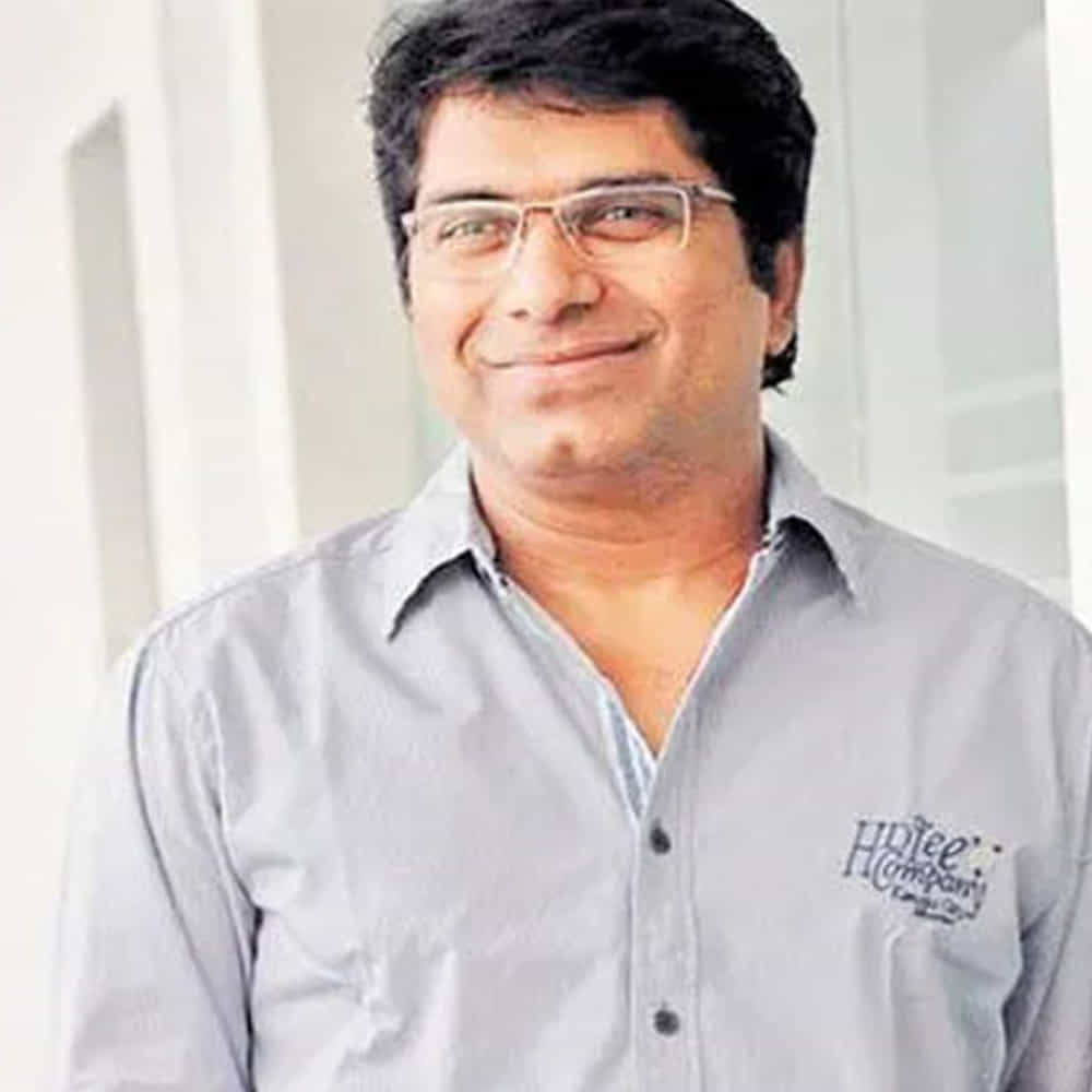 ఇప్పటికే స్టోరీ డిస్కషన్స్ కూడా ముగిసాయని తెలుస్తుంది. ఇక దశరథ్ కొంత కాలంగా లైమ్ లైట్లో లేడు. 7 సంవత్సరా క్రితం వచ్చిన శౌర్య మూవీ దశరథ్కు చివరి సినిమా. ఇక త్వరలోనే ఈ సినిమా సెట్స్ మీదకు వెళ్లే చాన్స్ ఉంది.