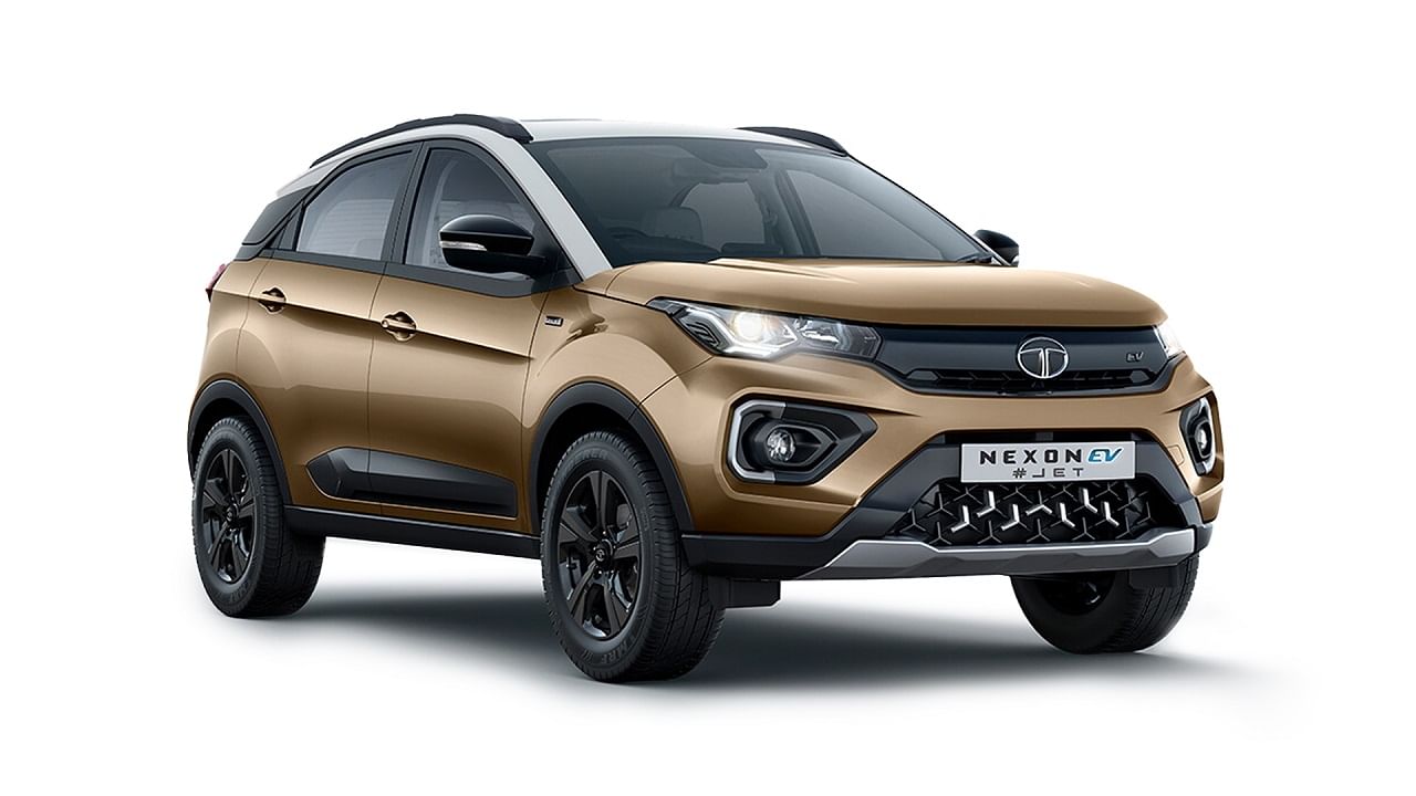 టాటా నెక్సాన్ ఈవీ ప్రైమ్(Tata Nexon EV Prime).. టాటా మోటార్స్ నుంచి వచ్చిన ఈ నెక్సాన్ దేశంలోనే ఎలక్ట్రిక్, పెట్రోల్, డీజిల్ పవర్‌ట్రెయిన్‌లతో ఒకేసారి అందించబడిన మొదటి కారు. దీని ప్రారంభ ఎక్స్-షోరూమ్ ధర రూ. 14.49 లక్షలు. దీనిలోని బ్యాటరీని ఒక్కసారి చార్జ్‌ చేస్తే 312 కిలోమీటర్ల శ్రేణిని అందిస్తుంది. ప్రస్తుతం భారతీయ మార్కెట్లో ఆఫర్‌లో ఉన్న ఏకైక ఎలక్ట్రిక్ ఎస్‌యూవీ ఇది మాత్రమే.