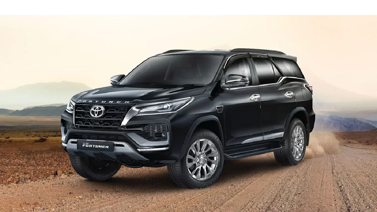 Toyota Fortuner:  దేశంలో అత్యధికంగా ఇష్టపడే SUVలలో టయోటా ఫార్చ్యూనర్ ఒకటి. దీని కొత్త మోడల్‌ను టయోటా టాకోమా తరహాలో అభివృద్ధి చేయవచ్చు. అదే సమయంలో ఇందులోకి ల్యాండ్ క్రూయిజర్ 300 నుంచి కూడా కొంత డిజైన్ తీసుకోవచ్చు. కొత్త టయోటా ఫార్చ్యూనర్‌లో ADAS, వెహికల్ స్టెబిలిటీ కంట్రోల్, ఎలక్ట్రిక్ పవర్ స్టీరింగ్, 1GD-FTV 2.8L డీజిల్ ఇంజన్, మైల్డ్ హైబ్రిడ్ టెక్, ISG వంటి ఫీచర్లతో ప్యాక్ అయ్యే అవకాశం ఉంది. 