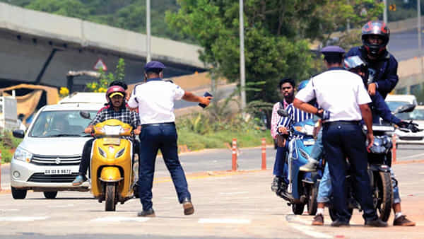 ద్విచక్ర వాహనదారులు తస్మాత్ జాగ్రత్త! కొత్త నిబంధనల ప్రకారం హెల్మెట్ ధరించినా జరిమానా తప్పదు..?