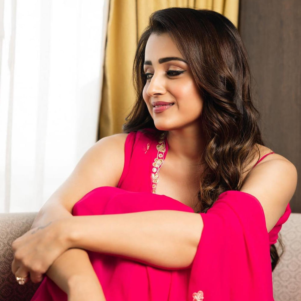 చెన్నై చంద్రం త్రిషకు ఉన్న క్రేజ్ గురించి ప్రత్యేకంగా చెప్పాల్సిన అవసరం లేదు. తెలుగులో వర్షం సినిమాతో పరిచయం అయ్యింది ఈ ముద్దుగుమ్మ. తొలి సినిమాతోనే సాలిడ్ సక్సెస్ అందుకున్న త్రిషకు ఇక్కడ భారీ ఫాలోయింగ్ పెరిగింది.