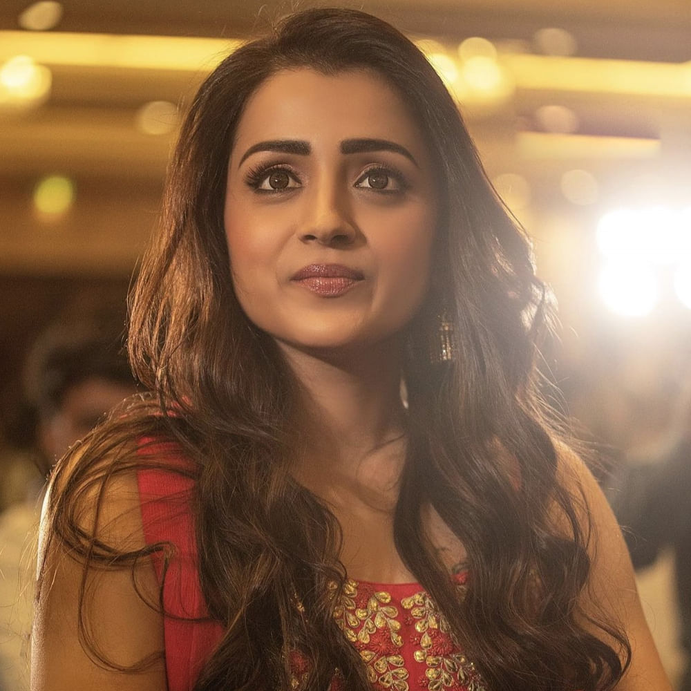 చెన్నై చంద్రం త్రిషకు ఉన్న క్రేజ్ గురించి ప్రత్యేకంగా చెప్పాల్సిన అవసరం లేదు. తెలుగులో వర్షం సినిమాతో పరిచయం అయ్యింది ఈ ముద్దుగుమ్మ. తొలి సినిమాతోనే సాలిడ్ సక్సెస్ అందుకున్న త్రిషకు ఇక్కడ భారీ ఫాలోయింగ్ పెరిగింది.