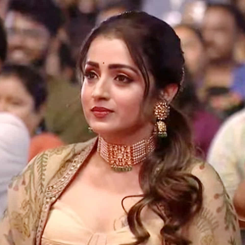 తాజాగా నిన్న జరిగిన పొన్నియన్ సెల్వన్ ఈవెంట్లో త్రిష అందానికి ముగ్దులు కాకుండా ఉండలేరు. ఆమెకు సంబంధించిన బ్యూటీఫుల్ ఫోటోస్ వైరలవుతుంది.