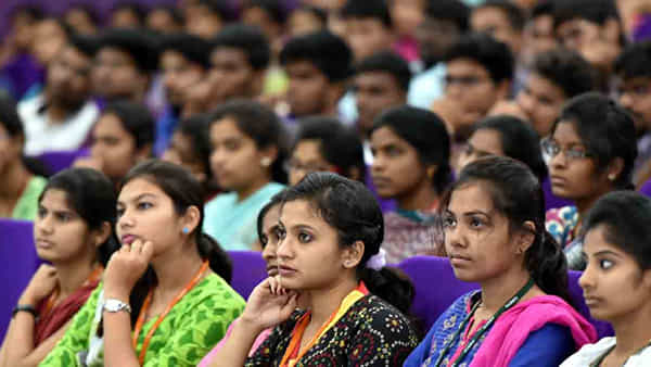 Telangana: తెలంగాణ నిరుద్యోగులకు అలర్ట్.. అన్ని గురుకుల పోస్టులకు నియామక పరీక్షలన్నీ ఆన్లైన్ విధానంలోనే..!