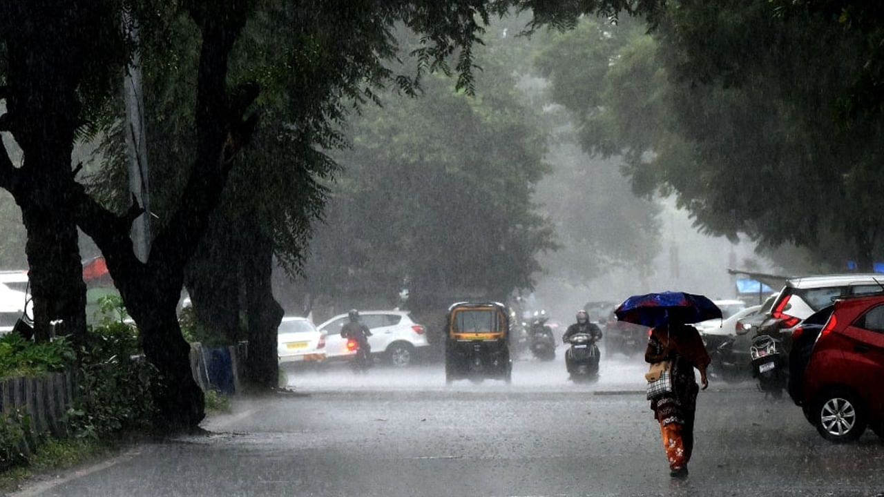 TS Rain Alert: రానున్న రెండు రోజులపాటు భారీ వర్షాలు.. ఆ ప్రాంతాల్లో ఉరుములు, మెరుపులతో కూడిన..