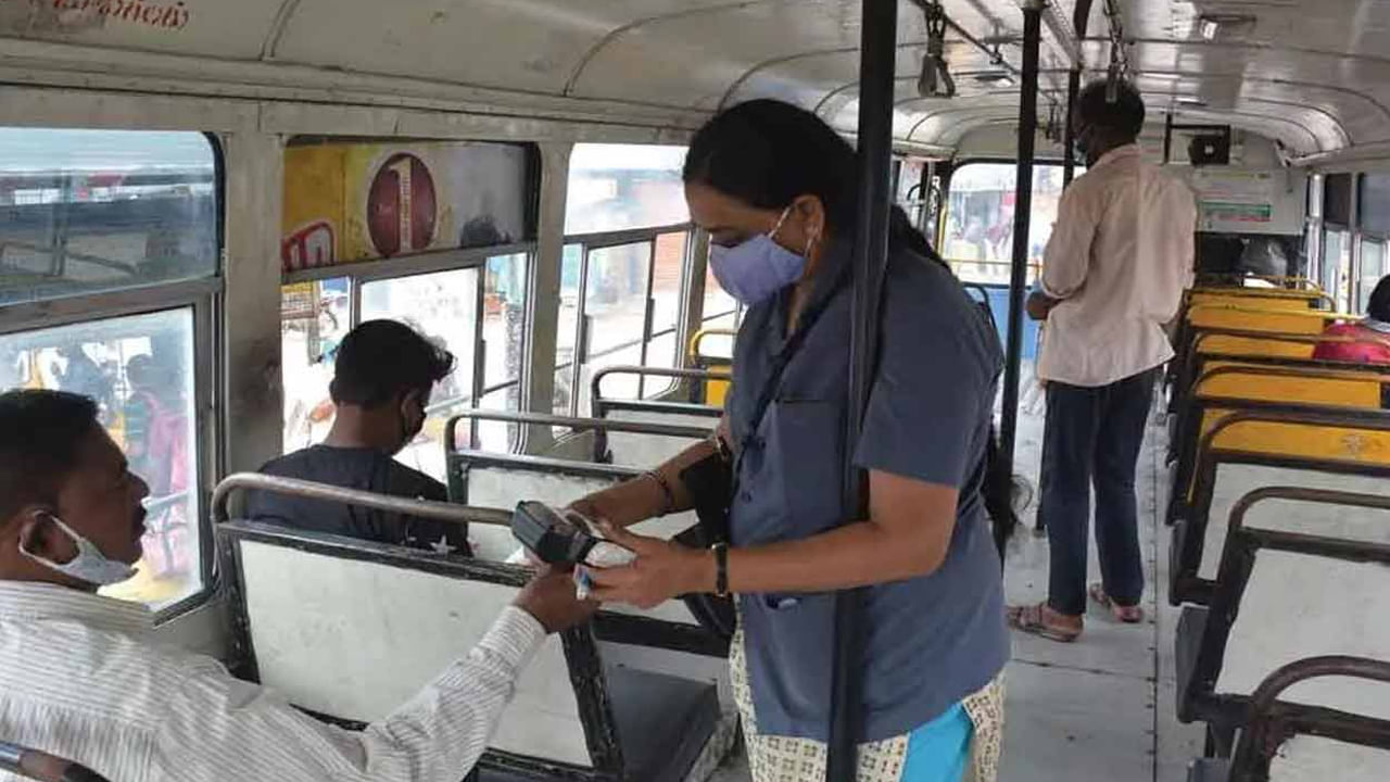 హైదరాబాద్ ప్రయాణికులకు టీఎస్ఆర్టీసీ తీపికబురు చెప్పింది. వేసవి నేపథ్యంలో గ్రేటర్ హైదరాబాద్ పరిధిలో ప్రయాణించే వారికి ఆర్టికభారం తగ్గించేందుకు కీలక నిర్ణయం తీసుకుంది. సాధారణ ప్రయాణికుల టి-24 టికెట్ ధరను రూ.100 నుంచి రూ.90కి తగ్గించింది. 