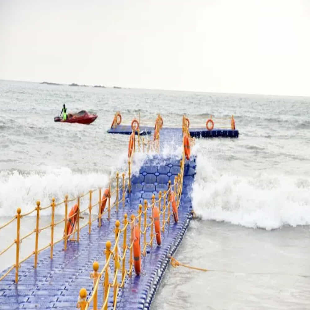 కర్నాటక రాష్ట్రంలోనే తొలిసారి ఉడిపిలోని మల్పే బీచ్లో తేలియాడే వంతెనను నిర్మించింది. ఉడిపిలో పర్యాటకుల రద్దీని పెంచేందుకు ఈ వంతెన అదనపు ఆకర్షణగా నిలుస్తోంది. ముగ్గురు స్థానిక పారిశ్రామికవేత్తలు పెట్టుబడి పెట్టారు.