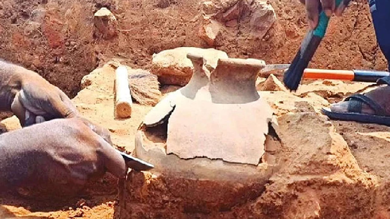 Viral: ఇంటి నిర్మాణం కోసం తవ్వకాలు.. బయటపడ్డ మట్టి కుండ.. ఏముందోనని చూడగా కళ్లు జిగేల్!
