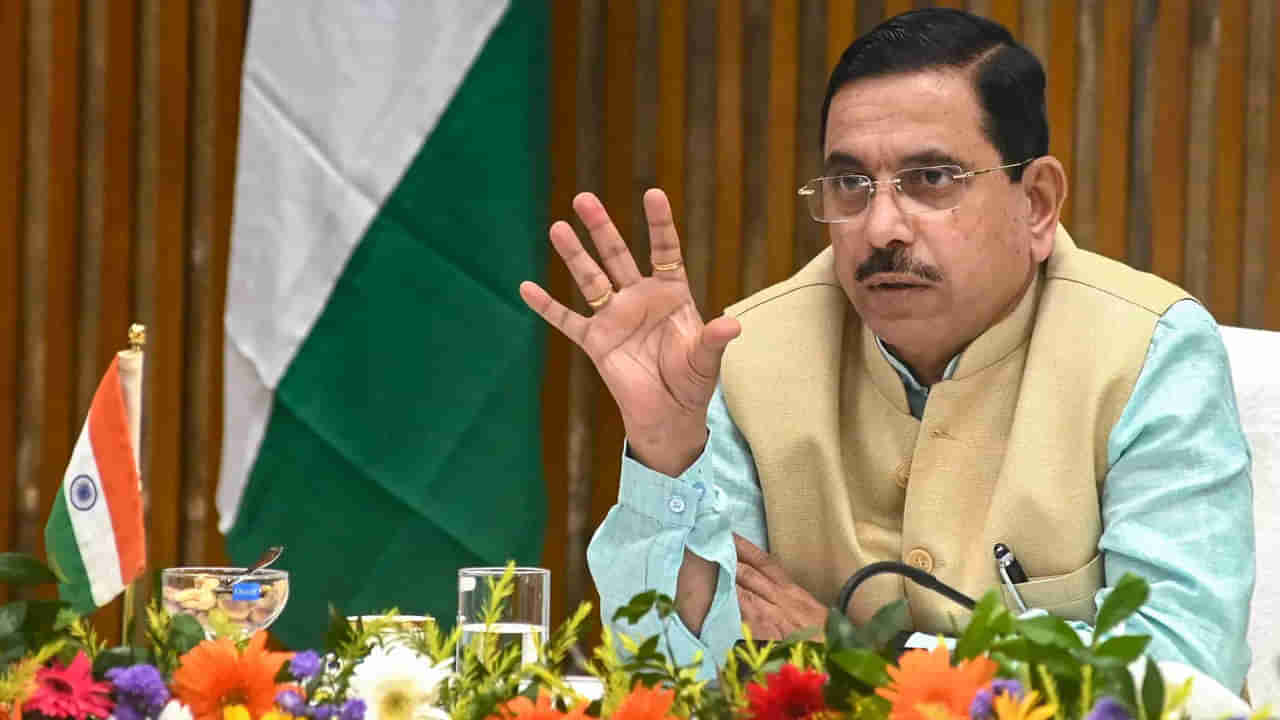 Karnataka Election 2023: కేంద్ర, రాష్ట్ర ప్రభుత్వాలు చేపట్టిన అభివృద్ధి పథకాలే గెలిపిస్తాయి.. గెలుపు వ్యూహం ఏంటో చెప్పిన కేంద్ర మంత్రి ప్రహ్లాద్ జోషి