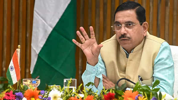 Karnataka Election 2023: కేంద్ర, రాష్ట్ర ప్రభుత్వాలు చేపట్టిన అభివృద్ధి పథకాలే గెలిపిస్తాయి.. గెలుపు వ్యూహం ఏంటో చెప్పిన కేంద్ర మంత్రి ప్రహ్లాద్ జోషి