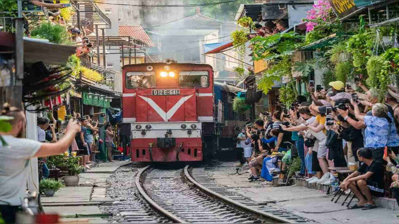 Train Street: ప్రజల ఇళ్లు, దుకాణాల మధ్య నుంచి వెళ్లే రైలు.. ! వైరల్ అవుతున్న వీడియోపై ఓ లుక్ వేయండి..