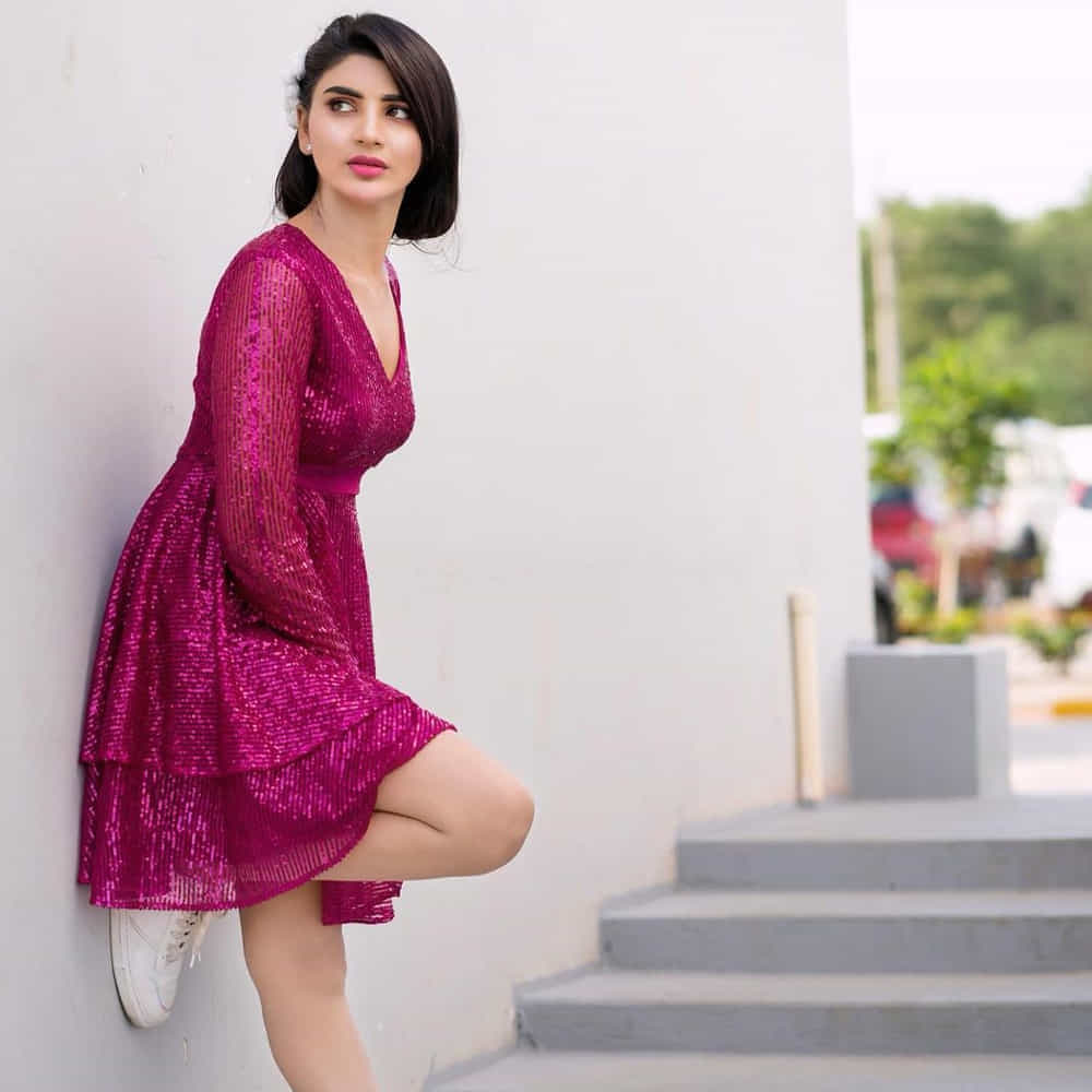 ఈ మధ్య జబర్దస్త్ లోకి వచ్చి బాగా ఫేమస్ అయింది వర్ష.. అంతకుముందు కొన్ని సీరియల్స్ లో నటించిన వర్షకి పెద్దగా పాపులర్ కాలేదు.. అయితే ఎప్పుడైతే జబర్దస్త్ లోకి ఎంట్రీ ఇచ్చిందో అప్పుటి నుంచి ఈ అమ్మడు క్రేజ్ అమాంతం పెరిగిపోయింది.
