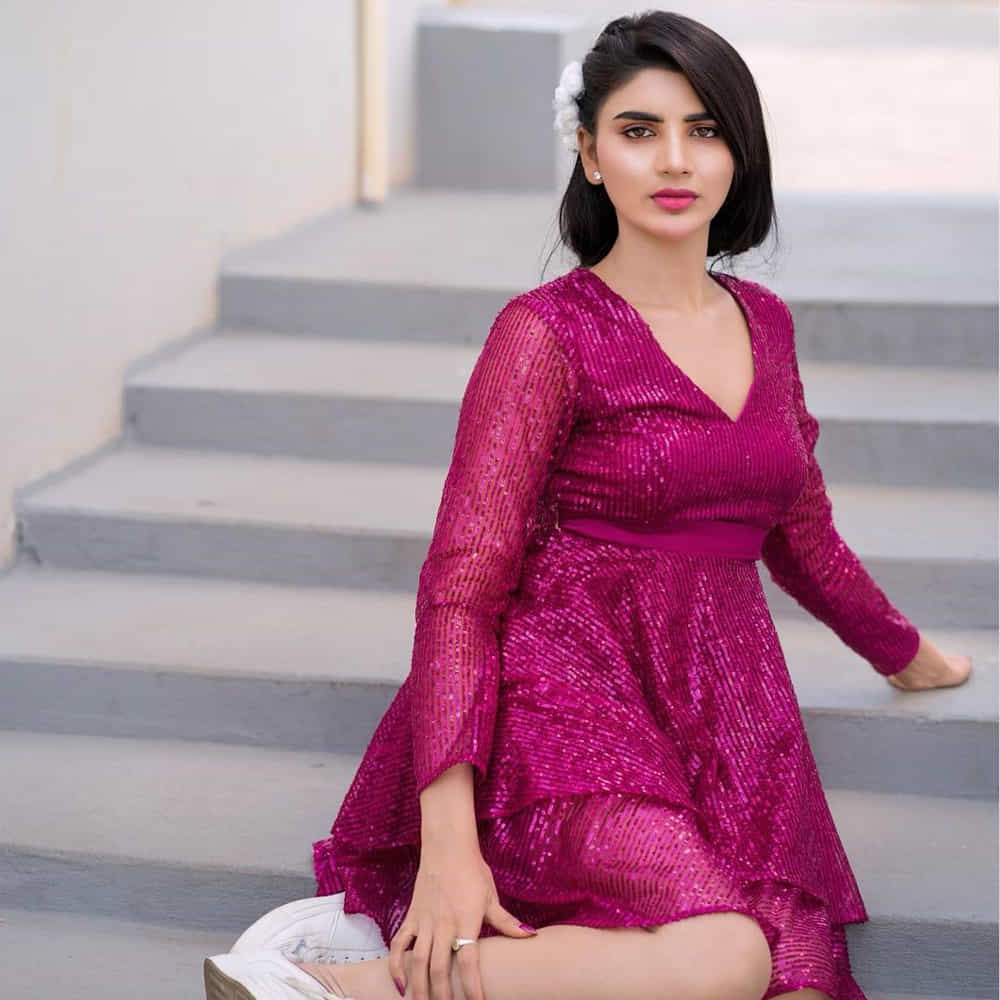 ఈ మధ్య జబర్దస్త్ లోకి వచ్చి బాగా ఫేమస్ అయింది వర్ష.. అంతకుముందు కొన్ని సీరియల్స్ లో నటించిన వర్షకి పెద్దగా పాపులర్ కాలేదు.. అయితే ఎప్పుడైతే జబర్దస్త్ లోకి ఎంట్రీ ఇచ్చిందో అప్పుటి నుంచి ఈ అమ్మడు క్రేజ్ అమాంతం పెరిగిపోయింది.