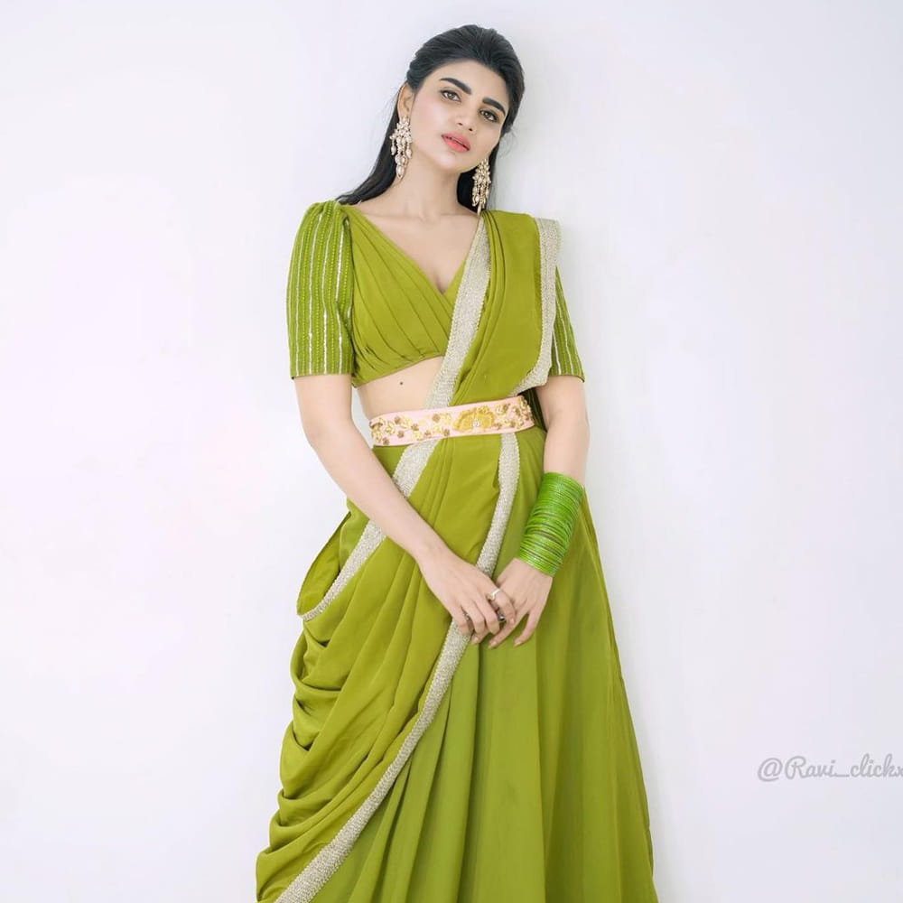 ఈ మధ్య జబర్దస్త్ లోకి వచ్చి బాగా ఫేమస్ అయింది వర్ష.. అంతకుముందు కొన్ని సీరియల్స్ లో నటించిన వర్షకి పెద్దగా పాపులర్ కాలేదు.. అయితే ఎప్పుడైతే జబర్దస్త్ లోకి ఎంట్రీ ఇచ్చిందో అప్పుటి నుంచి ఈ అమ్మడు క్రేజ్ అమాంతం పెరిగిపోయింది.