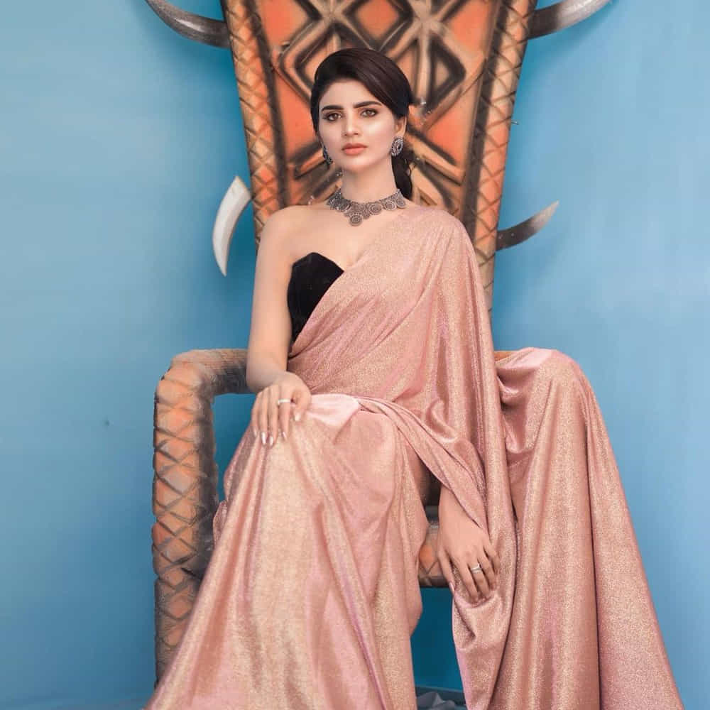ఈ మధ్య జబర్దస్త్ లోకి వచ్చి బాగా ఫేమస్ అయింది వర్ష.. అంతకుముందు కొన్ని సీరియల్స్ లో నటించిన వర్షకి పెద్దగా పాపులర్ కాలేదు.. అయితే ఎప్పుడైతే జబర్దస్త్ లోకి ఎంట్రీ ఇచ్చిందో అప్పుటి నుంచి ఈ అమ్మడు క్రేజ్ అమాంతం పెరిగిపోయింది. సోషల్ మీడియాలో యాక్టివ్ గా ఉంటున్న ఈ భామ ఎప్పటికప్పుడు తన హాట్ ఫోటో షూట్ లు సోషల్ మీడియాలో షేర్ చేస్తూ వస్తోంది.