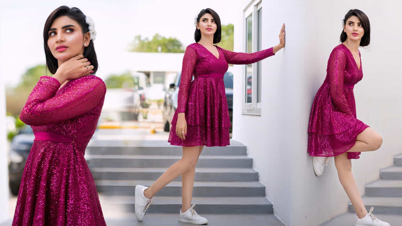 ఈ మధ్య జబర్దస్త్ లోకి వచ్చి బాగా ఫేమస్ అయింది వర్ష.. అంతకుముందు కొన్ని సీరియల్స్ లో నటించిన వర్షకి పెద్దగా పాపులర్ కాలేదు.. అయితే ఎప్పుడైతే జబర్దస్త్ లోకి ఎంట్రీ ఇచ్చిందో అప్పుటి నుంచి ఈ అమ్మడు క్రేజ్ అమాంతం పెరిగిపోయింది.