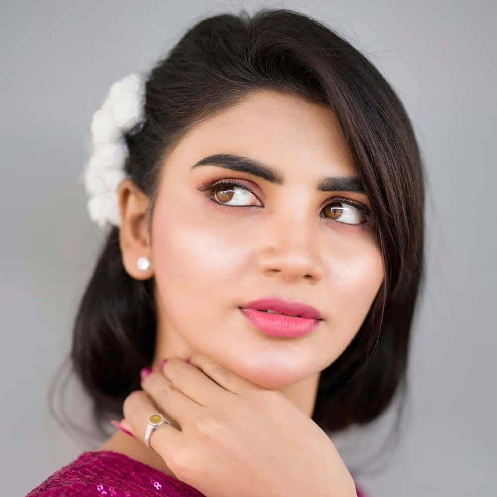 ఈ మధ్య జబర్దస్త్ లోకి వచ్చి బాగా ఫేమస్ అయింది వర్ష.. అంతకుముందు కొన్ని సీరియల్స్ లో నటించిన వర్షకి పెద్దగా పాపులర్ కాలేదు.. అయితే ఎప్పుడైతే జబర్దస్త్ లోకి ఎంట్రీ ఇచ్చిందో అప్పుటి నుంచి ఈ అమ్మడు క్రేజ్ అమాంతం పెరిగిపోయింది.