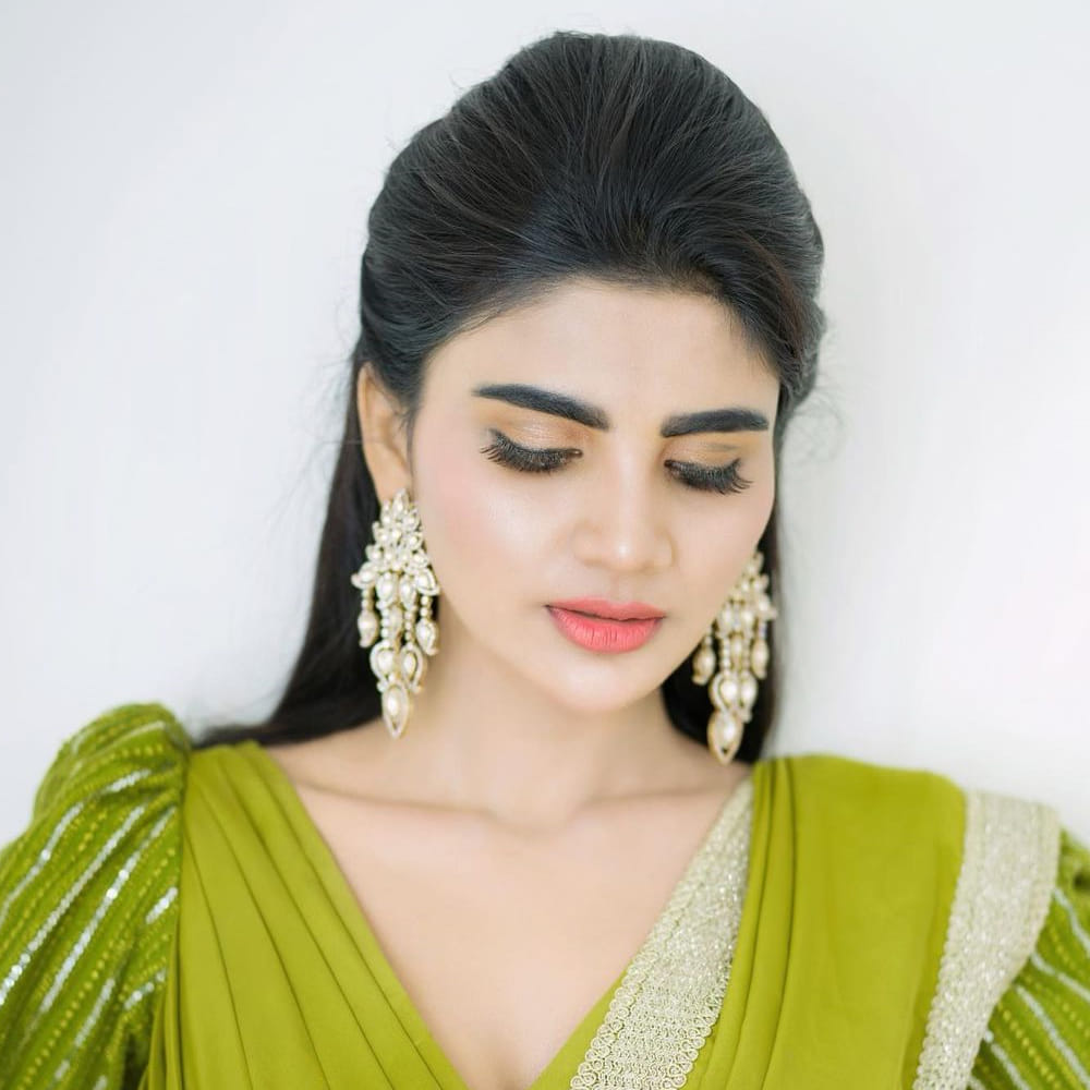 ఈ మధ్య జబర్దస్త్ లోకి వచ్చి బాగా ఫేమస్ అయింది వర్ష.. అంతకుముందు కొన్ని సీరియల్స్ లో నటించిన వర్షకి పెద్దగా పాపులర్ కాలేదు.. అయితే ఎప్పుడైతే జబర్దస్త్ లోకి ఎంట్రీ ఇచ్చిందో అప్పుటి నుంచి ఈ అమ్మడు క్రేజ్ అమాంతం పెరిగిపోయింది.