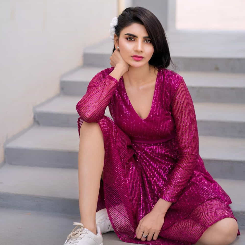 ఈ మధ్య జబర్దస్త్ లోకి వచ్చి బాగా ఫేమస్ అయింది వర్ష.. అంతకుముందు కొన్ని సీరియల్స్ లో నటించిన వర్షకి పెద్దగా పాపులర్ కాలేదు.. అయితే ఎప్పుడైతే జబర్దస్త్ లోకి ఎంట్రీ ఇచ్చిందో అప్పుటి నుంచి ఈ అమ్మడు క్రేజ్ అమాంతం పెరిగిపోయింది.
