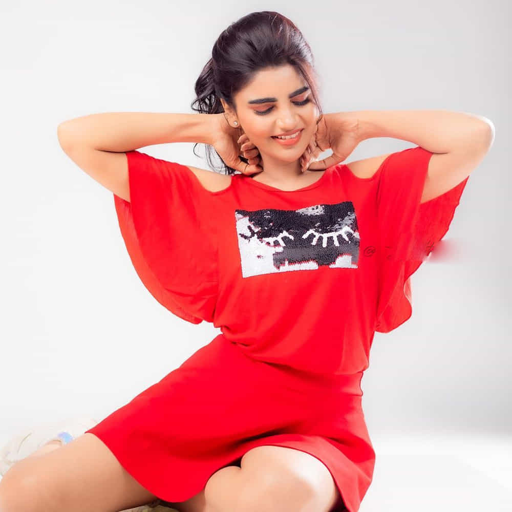 ఈ మధ్య జబర్దస్త్ లోకి వచ్చి బాగా ఫేమస్ అయింది వర్ష.. అంతకుముందు కొన్ని సీరియల్స్ లో నటించిన వర్షకి పెద్దగా పాపులర్ కాలేదు.. అయితే ఎప్పుడైతే జబర్దస్త్ లోకి ఎంట్రీ ఇచ్చిందో అప్పుటి నుంచి ఈ అమ్మడు క్రేజ్ అమాంతం పెరిగిపోయింది.