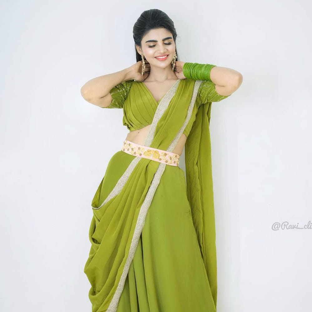 ఈ మధ్య జబర్దస్త్ లోకి వచ్చి బాగా ఫేమస్ అయింది వర్ష.. అంతకుముందు కొన్ని సీరియల్స్ లో నటించిన వర్షకి పెద్దగా పాపులర్ కాలేదు.. అయితే ఎప్పుడైతే జబర్దస్త్ లోకి ఎంట్రీ ఇచ్చిందో అప్పుటి నుంచి ఈ అమ్మడు క్రేజ్ అమాంతం పెరిగిపోయింది.