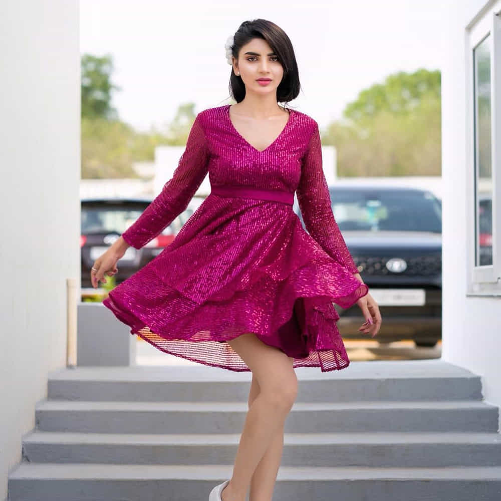 ఈ మధ్య జబర్దస్త్ లోకి వచ్చి బాగా ఫేమస్ అయింది వర్ష.. అంతకుముందు కొన్ని సీరియల్స్ లో నటించిన వర్షకి పెద్దగా పాపులర్ కాలేదు.. అయితే ఎప్పుడైతే జబర్దస్త్ లోకి ఎంట్రీ ఇచ్చిందో అప్పుటి నుంచి ఈ అమ్మడు క్రేజ్ అమాంతం పెరిగిపోయింది.