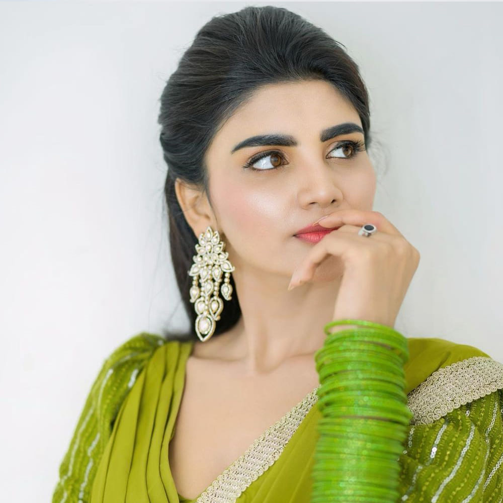 ఈ మధ్య జబర్దస్త్ లోకి వచ్చి బాగా ఫేమస్ అయింది వర్ష.. అంతకుముందు కొన్ని సీరియల్స్ లో నటించిన వర్షకి పెద్దగా పాపులర్ కాలేదు.. అయితే ఎప్పుడైతే జబర్దస్త్ లోకి ఎంట్రీ ఇచ్చిందో అప్పుటి నుంచి ఈ అమ్మడు క్రేజ్ అమాంతం పెరిగిపోయింది.