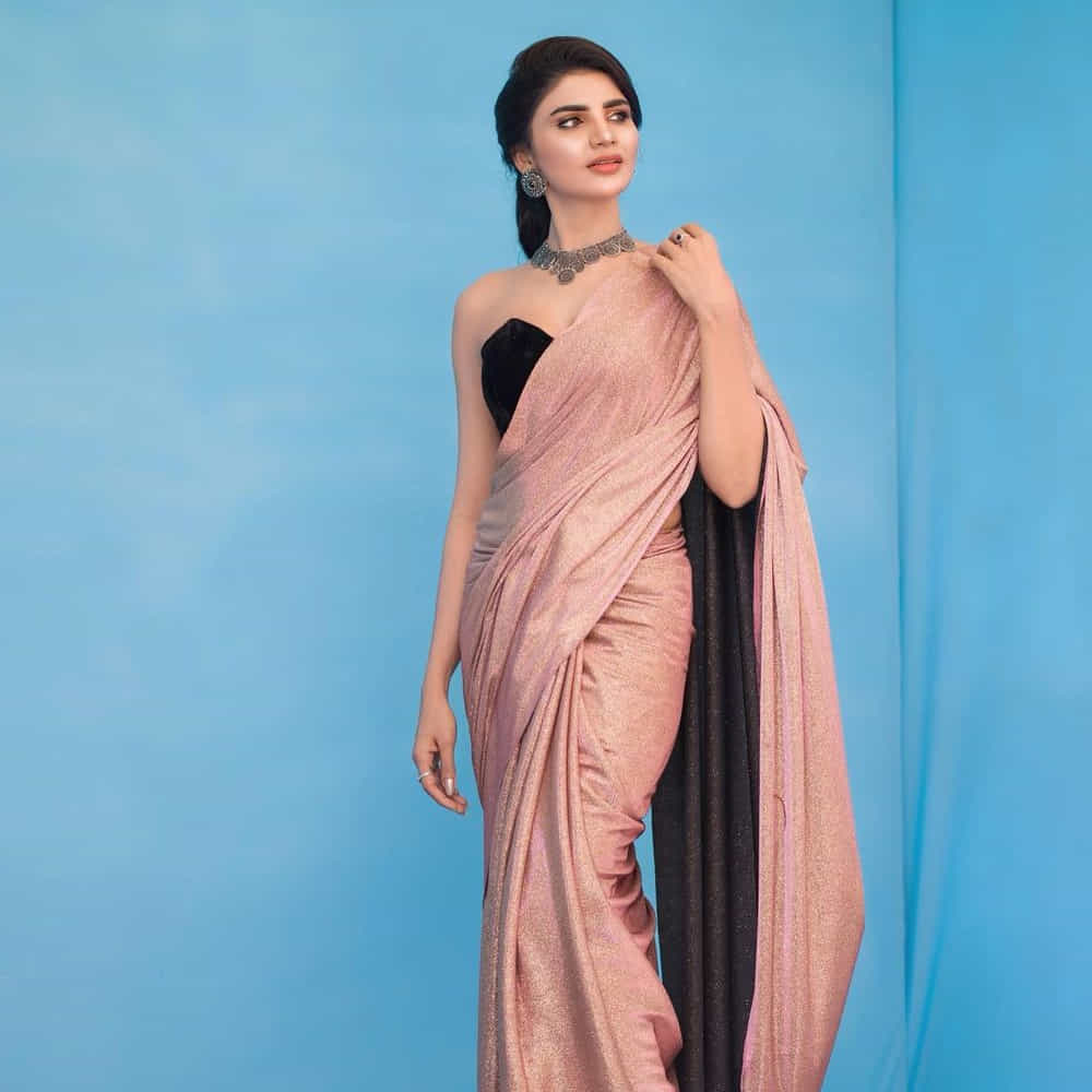 ఈ మధ్య జబర్దస్త్ లోకి వచ్చి బాగా ఫేమస్ అయింది వర్ష.. అంతకుముందు కొన్ని సీరియల్స్ లో నటించిన వర్షకి పెద్దగా పాపులర్ కాలేదు.. అయితే ఎప్పుడైతే జబర్దస్త్ లోకి ఎంట్రీ ఇచ్చిందో అప్పుటి నుంచి ఈ అమ్మడు క్రేజ్ అమాంతం పెరిగిపోయింది. సోషల్ మీడియాలో యాక్టివ్ గా ఉంటున్న ఈ భామ ఎప్పటికప్పుడు తన హాట్ ఫోటో షూట్ లు సోషల్ మీడియాలో షేర్ చేస్తూ వస్తోంది.
