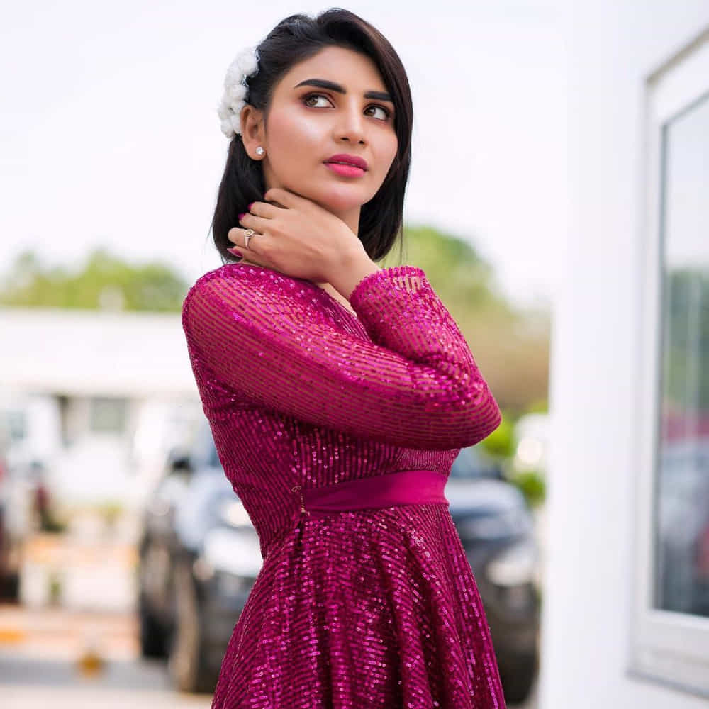 ఈ మధ్య జబర్దస్త్ లోకి వచ్చి బాగా ఫేమస్ అయింది వర్ష.. అంతకుముందు కొన్ని సీరియల్స్ లో నటించిన వర్షకి పెద్దగా పాపులర్ కాలేదు.. అయితే ఎప్పుడైతే జబర్దస్త్ లోకి ఎంట్రీ ఇచ్చిందో అప్పుటి నుంచి ఈ అమ్మడు క్రేజ్ అమాంతం పెరిగిపోయింది.