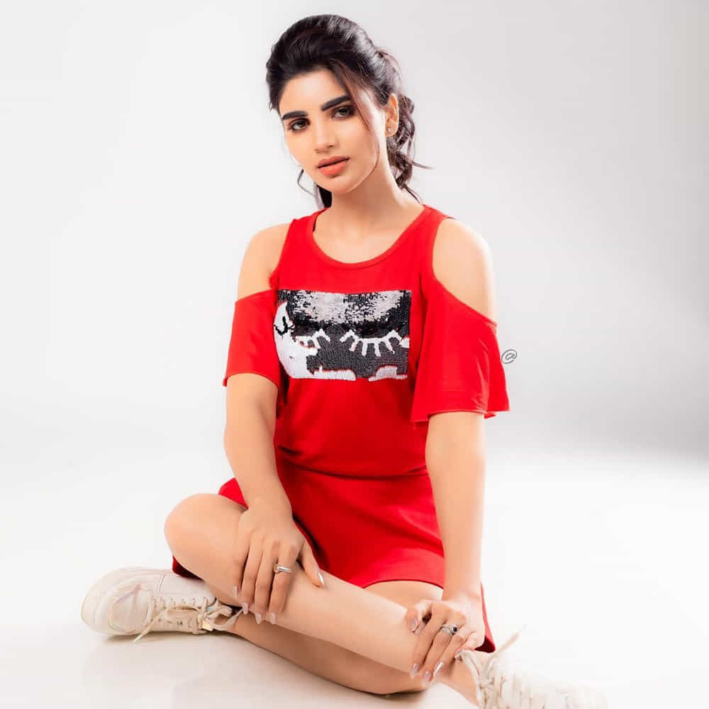 ఈ మధ్య జబర్దస్త్ లోకి వచ్చి బాగా ఫేమస్ అయింది వర్ష.. అంతకుముందు కొన్ని సీరియల్స్ లో నటించిన వర్షకి పెద్దగా పాపులర్ కాలేదు.. అయితే ఎప్పుడైతే జబర్దస్త్ లోకి ఎంట్రీ ఇచ్చిందో అప్పుటి నుంచి ఈ అమ్మడు క్రేజ్ అమాంతం పెరిగిపోయింది.